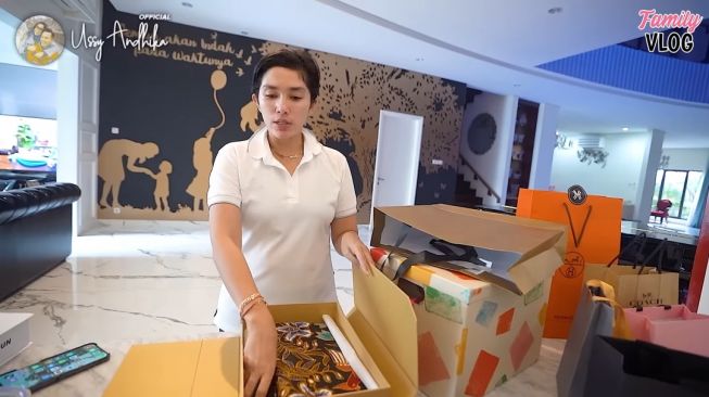 Momen Ussy Sulistiawaty Buka Kado Ulang Tahun (YouTube Ussy Andhika Official)