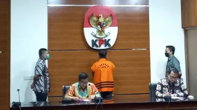 KPK Jebloskan Paksa Wakil Ketua DPRD Tulungagung Adib Makarim ke Tahanan