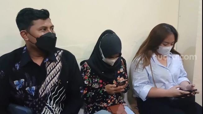 Adik Nathalie Holscher, Nadya Holscher (kanan) dan seorang babbysitter (kanan) menjadi saksi dalam sidang cerai Sule-Natahlie di Pengadilan Agama Cikarang, Rabu (3/8/2022). [Rena Pangesti/Suara.com]