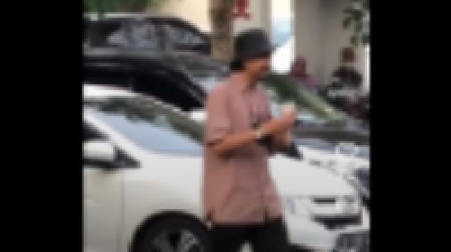 Viral Duta Sheila On 7 Terciduk Jajan Cilok Pakai Pakaian Sederhana Banget, Netizen: Selalu Bangga Sama Beliau