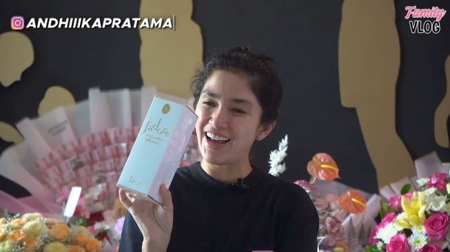 Momen Ussy Sulistiawaty Buka Kado Ulang Tahun (YouTube Ussy Andhika Official)