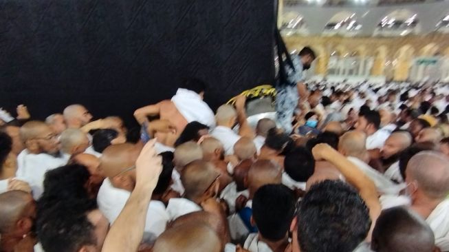 Masjidil Haram Lengang, Jemaah Antre Cium Hajar Aswad