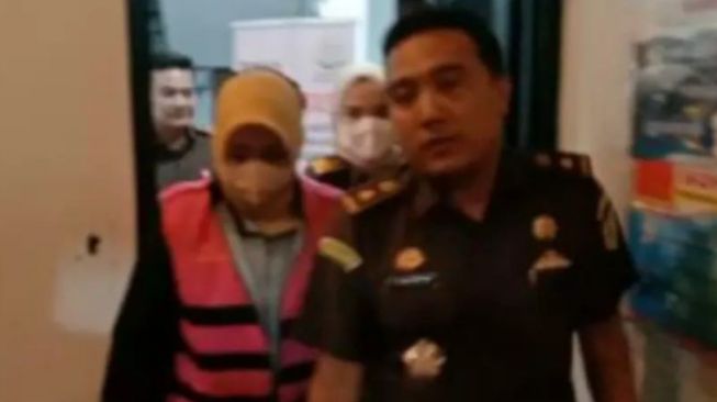 Kades Lambangsari, Kecamatan Tambun, Kabupaten Bekasi ditangkap Kejari atas kasus pungli (Instagram @info_cikarang_karawang) 