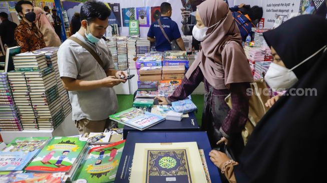 Pengunjung memilih buku untuk dibeli di Pameran Islamic Book Fair 2022 di JCC Senayan, Jakarta Pusat, Rabu (3/8/2022). [Suara.com/Alfian Winanto]