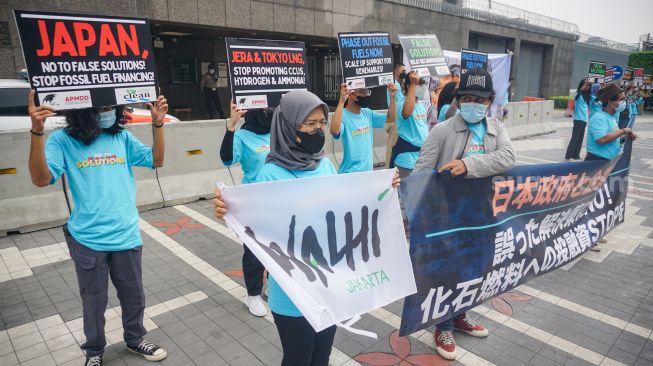 Sejumlah aktivis yang tergabung dalam WALHI DKI Jakarta menggelar aksi di depan Kantor Kedutaan Besar Jepang, Jakarta Pusat, Rabu (3/8/2022). [Suara.com/Alfian Winanto]