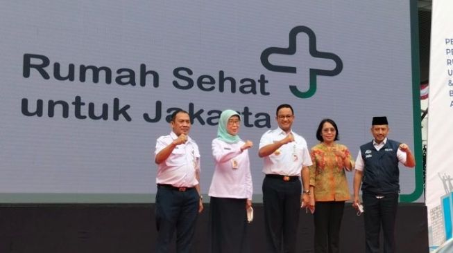 Gubernur DKI Jakarta Anies Baswedan (tengah) saat meresmikan pengganti nama RSUD menjadi Rumah Sehat untuk Jakarta di RSUD Cengkareng, Jakarta Barat, Rabu (3/8/2022). (ANTARA/Walda)