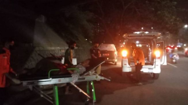 Tim Reaksi Cepat (TRC) Dinas Sosial Kota Tangerang membawa pria yang terbaring sakit telantar di kolong Flyover Kebon Nanas ke RSUD Kota Tangerang, Selasa (2/8/2022) malam. [Dok. Pemkot Tangerang]
