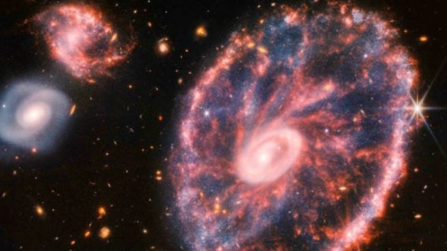 Teleskop Luar Angkasa James Webb Berhasil Menangkap Gambar Indahnya Warna-warni Galaksi Cartwheel