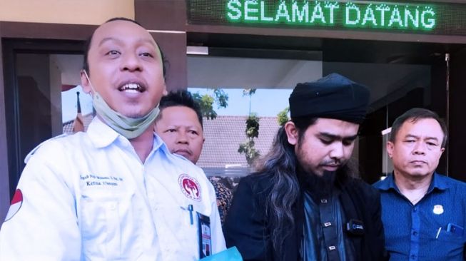 Gus Samsudin atau Samsudin Jadab mendatangi Kepolisian Daerah Jawa Timur (Polda Jatim), Rabu (3/8/2022) siang. [Timesindonesia.co.id]