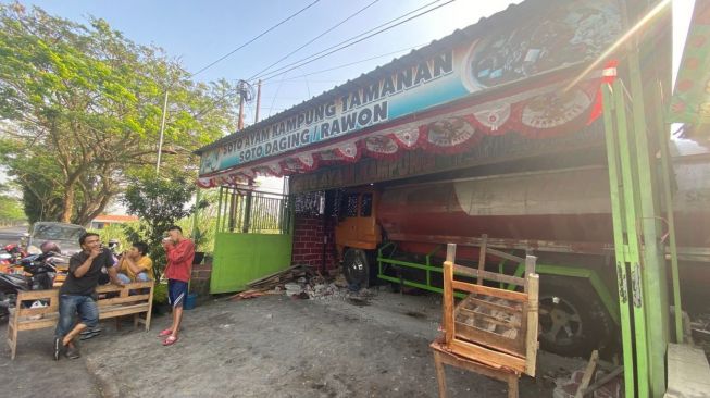 Truk Tangki Menabrak Warung Soto di Kediri, Sopir Diduga Mengantuk