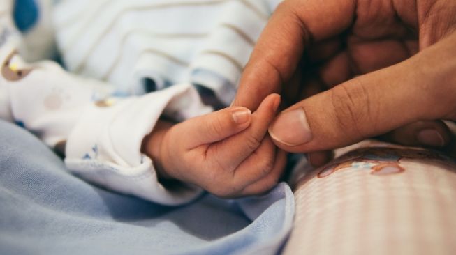 Viral Bayi 6 Bulan Meninggal usai Naik Motor 13 Jam, Usia Berapa Boleh Ajak Bayi Motoran?