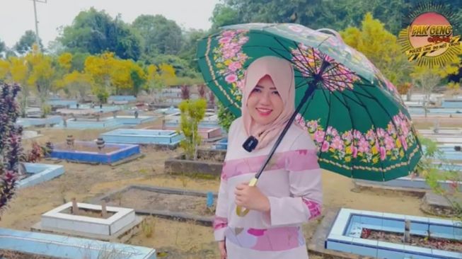 8 Potret Via Vallen Ziarah ke Makam Mertua,Kenakan Jilbab dan Gamins Berwarna Merah Muda