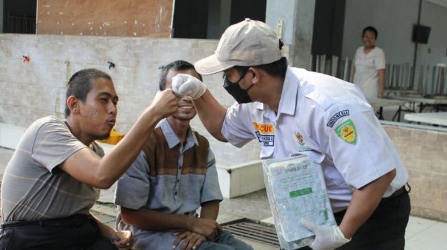 Baznas Salurkan Paket Kurma dari King Salman Humanitarian Aid and Relief Center ke 2 Lokasi di Bekasi