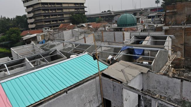 Pekerja menyelesaikan pembangunan rumah-rumah di Kampung Gembira, Kelurahan Cipinang Besar Utara, Jatinegara, Jakarta, Rabu (3/8/2022).  ANTARA FOTO/Aditya Pradana Putra