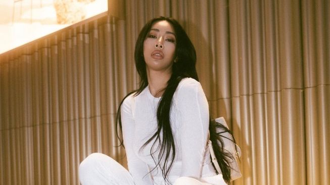 Lagi Konser di London, Jessi Dilempar Bra oleh Penonton