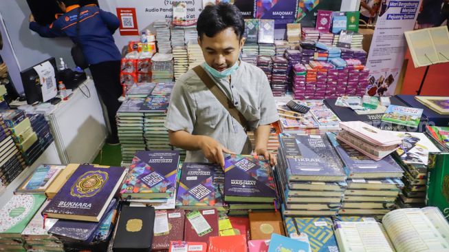 Pengunjung memilih buku untuk dibeli di Pameran Islamic Book Fair 2022 di JCC Senayan, Jakarta Pusat, Rabu (3/8/2022). [Suara.com/Alfian Winanto]