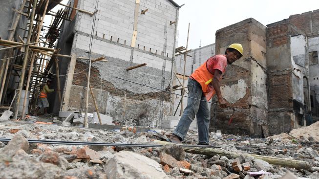 Pekerja menyelesaikan pembangunan rumah-rumah di Kampung Gembira, Kelurahan Cipinang Besar Utara, Jatinegara, Jakarta, Rabu (3/8/2022).  ANTARA FOTO/Aditya Pradana Putra