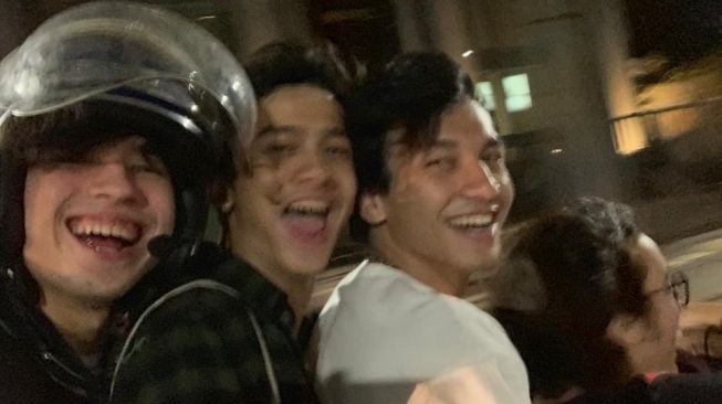 Aksi Jefri Nichol, Brian Domani, Kevin Ardilova dan Giulio Parengkuan asyik menaiki motor berempat. [Instagram]