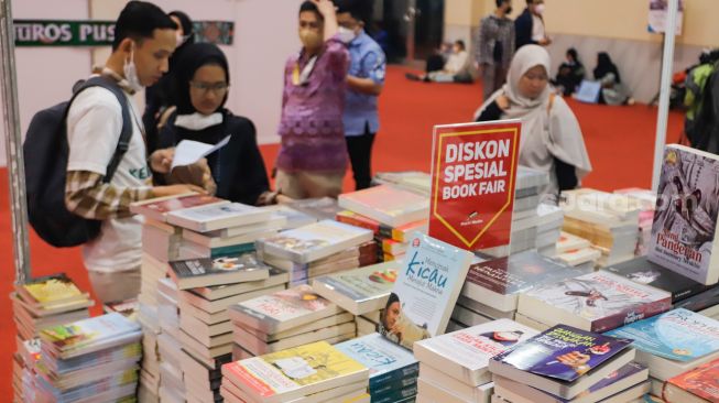 Pengunjung memilih buku untuk dibeli di Pameran Islamic Book Fair 2022 di JCC Senayan, Jakarta Pusat, Rabu (3/8/2022). [Suara.com/Alfian Winanto]