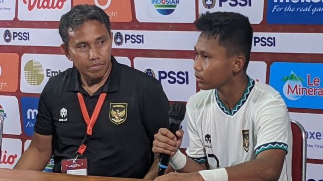 Pelatih Timnas Indonesia U-16, Bima Sakti (kiri). (Antara Foto / Michael Siahaan)