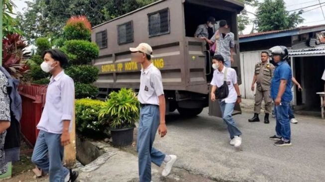 Keluyuran di Jam Belajar, Sejumlah Siswa SMK di Padang Digelandang Satpol PP