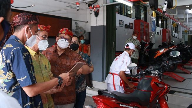 General Manager Corporate Communication AHM Ahmad Muhibbuddin (Tengah) berkunjung ke area bengkel Pos AHASS TEFA pertama di Indonesia ditemani Wakil Kepala Sekolah SMK Bina Mandiri, Bekasi Bambang Prasetyo (kiri) dan Manager Technical Development DAM Yudi Heriyadi (Kanan).(Dok. AHM)