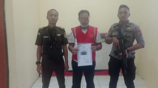 Kejari Pohuwato Terima Tersangka dan Babuk Kasus Tambang Emas Ilegal