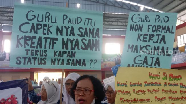 Nunik Sedang Sambutan, Tiba-tiba Ratusan Guru PAUD Lampung Timur Bentangkan Poster dan Teriak: Naikkan Insentif