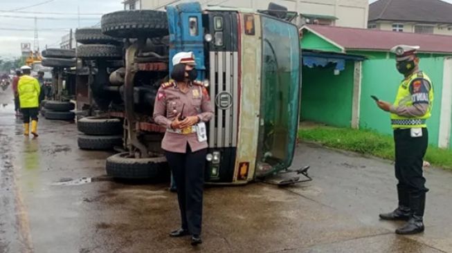 Truk Terbalik di Tebing Tinggi, Sopir Ngaku Lihat Sosok Makhluk Ini