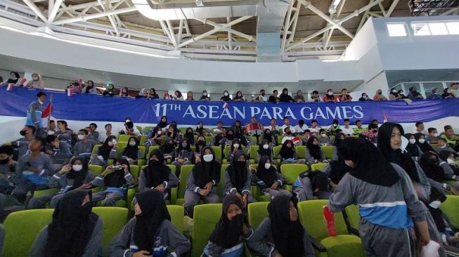 Penonton mendukung atlet Indonesia yang bersaing di ASEAN Para Games 2022 di Edutorium UMS, Solo, Jawa Tengah, Kamis (4/8/2022). (ANTARA/Muhammad Ramdan)