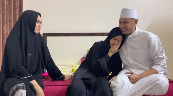 Momen Artis Antar Anak Masuk Pesantren (YouTube/Kartika Putri Official)