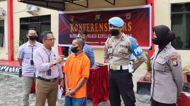 Emosi, Warga Anambas Seret Pelaku Pencabulan 9 Anak ke Kantor Polisi, Modus Diimingi Uang