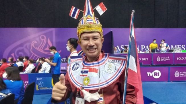 Mr. Thailand Kamthong hadir untuk mendukung atlet para-tanis meja Thailand di ASEAN Para Games 2022 yang berlangsung di Technopark, Solo, Kamis (4/8/2022). (ANTARA/Muhammad Ramdan)