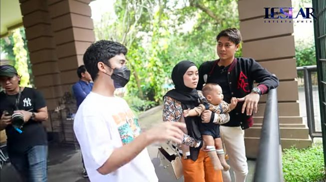 Lesti Kejora dan Rizky Billar main ke rumah Alshad Ahmad (YouTube/Leslar Entertainment)