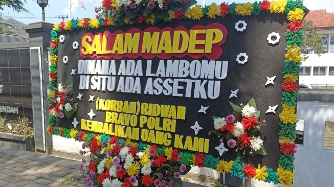 Korban Doni Salmanan mengirimkan karangan bunga ke Pengadilan Negeri Bale Endah, Kabupaten Bandung, Kamis (4/8/2022). [Suara.com/M Dikdik RA]