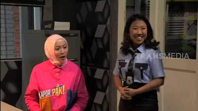 Angelina Sondakh dan Kiky Saputri di acara Lapor Pak [YouTube: Trans 7]