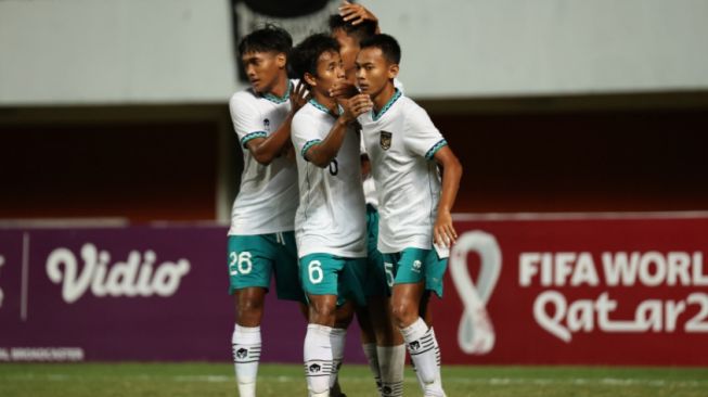 Pemain Timnas Indonesia U-16 merayakan gol saat melawan Timnas Singapura -16 di Piala AFF U-16 yang digelar di Stadion Maguwoharjo, Sleman, Rabu (3/8/2022) malam (pssi.org)