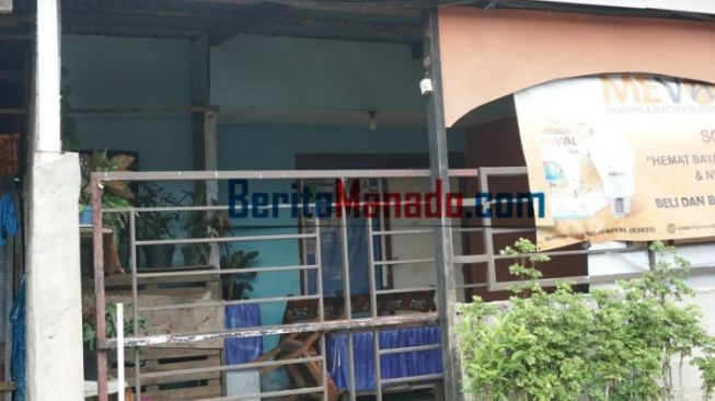 Suasana rumah orangtua Bharada E di Perumahan Tamara Residence, Kelurahan Mapanget Barat, Kecamatan Mapanget, Kota Manado tampak sepi. [BeritaManado.com]