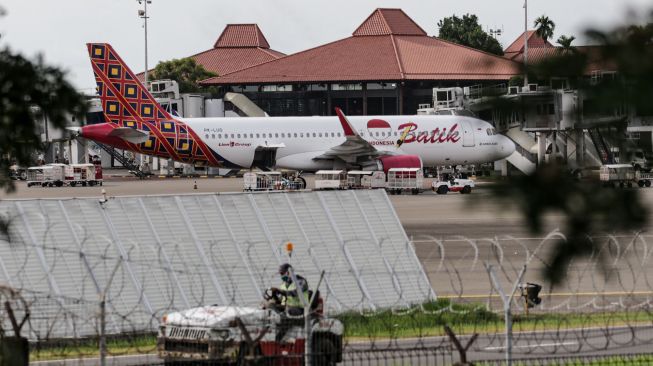 Sejumlah pesawat terparkir di Bandara Soekarno Hatta, Tangerang, Banten, Kamis (4/8/2022).  ANTARA FOTO/Fauzan