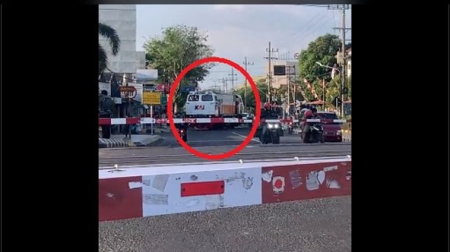 Puluhan pemotor kena prank lokomotif saat menunggu palang pintu kereta api di jalan (Twitter)