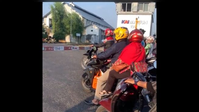 Puluhan Pemotor Kena Prank Saat Tunggu Perlintasan Kereta Api, Lokomotif yang Lewat Jadi Sorotan