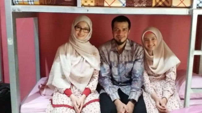 Momen Artis Antar Anak Masuk Pesantren (Instagram/truejf)