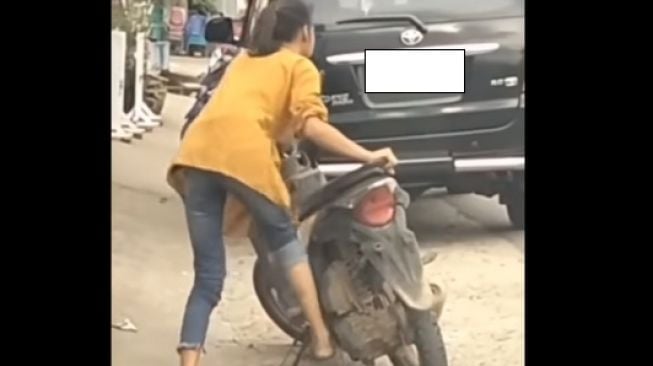 Viral Wanita Coba Hidupkan Motor Matik dengan Kick Starter Puluhan Kali Berujung Gagal, Aksi Pria Ini Jadi Penyelamat