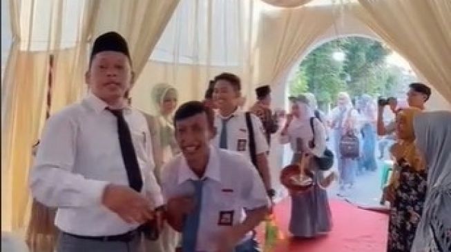 VIDEO Viral Tamu Kompak Hadir ke Acara Pernikahan Pakai Seragam SMA, Bikin Warganet Iri