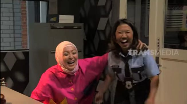 Angelina Sondakh dan Kiky Saputri di acara Lapor Pak [YouTube: Trans 7]