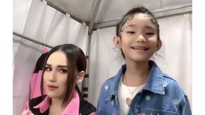 Ayu Ting Ting dan Bilqis (Instagram/@rumpi_gosip)