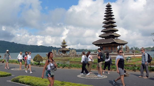 Wisatawan menikmati pemandangan objek wisata Ulun Danu Beratan saat berkunjung di Tabanan, Bali, Kamis (4/8/2022).  ANTARA FOTO/Nyoman Hendra Wibowo