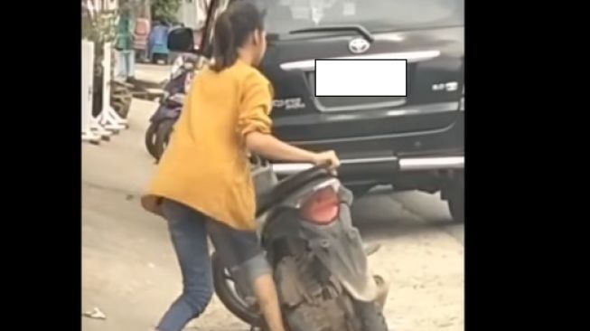 Viral wanita mencoba menghidupkan mesin motor matik gunakan kick starter selalu gagal melulu (Instagram)