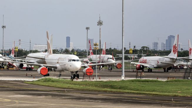 Sejumlah pesawat terparkir di Bandara Soekarno Hatta, Tangerang, Banten, Kamis (4/8/2022).  ANTARA FOTO/Fauzan