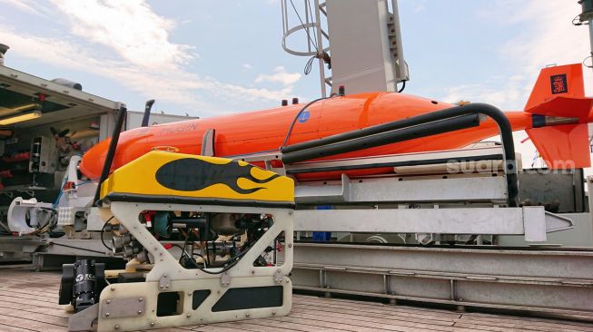 Bentuk Autonomous Underwater Vehicle (AUV) bertipe Kongsberg Maritimes Hugin 1000, fitur utama KRI Spica 934, saat dikeluarkan dari kontainernya oleh anggota TNI AL, Rabu (03/08/22). [Suara.com/Aninda Putri]